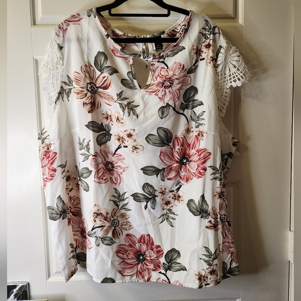 SHEIN Curve‎ 4XL White Floral Top